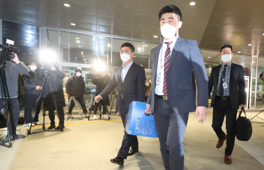 경찰 LH본사 10시간 압수수색 종료  경찰이 9일 오후 경남 진주시 충무공동 한국토지주택공사(LH) 본사에서 압수수색 종료 후 압수품을 들고 나오고 있다. 연합